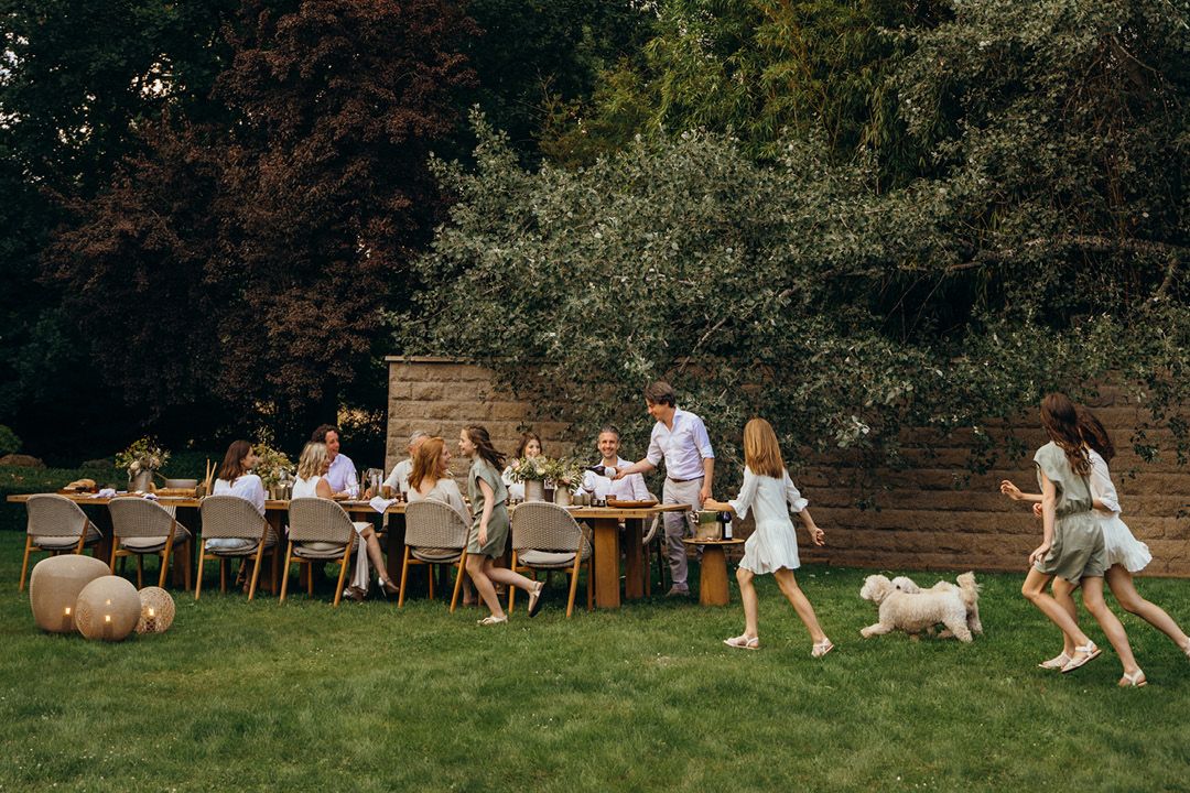 Großer Gartentisch mit Elio Gartenstühlen der Marke Tribù